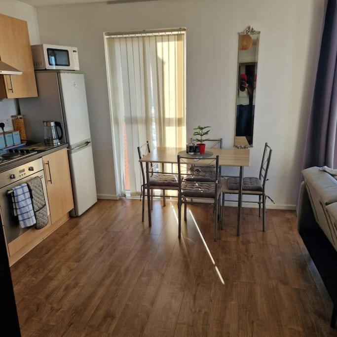 Two Bed In Sportscity Манчестер Экстерьер фото